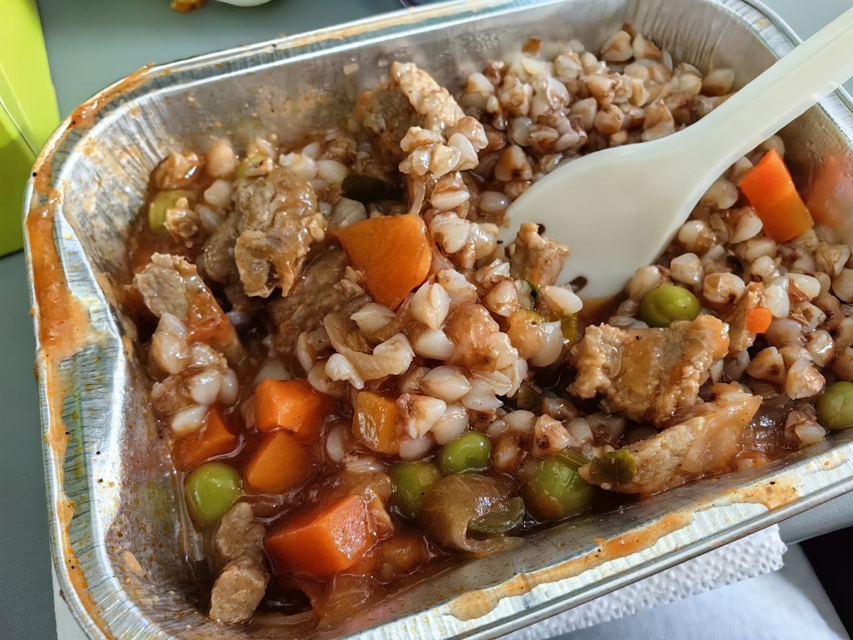 В качестве горячего обычно три блюда на выбор с разным мясом и гарниром