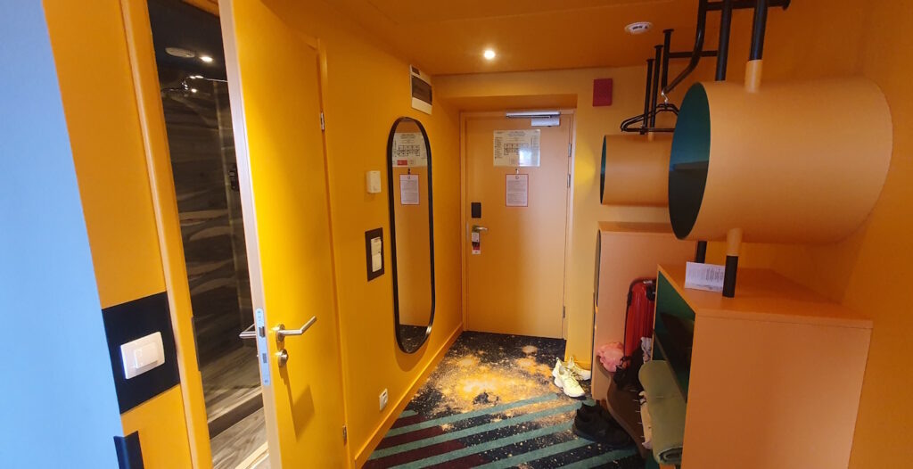 Прихожая стандартного номера Ибис Стайлс в Челябинске