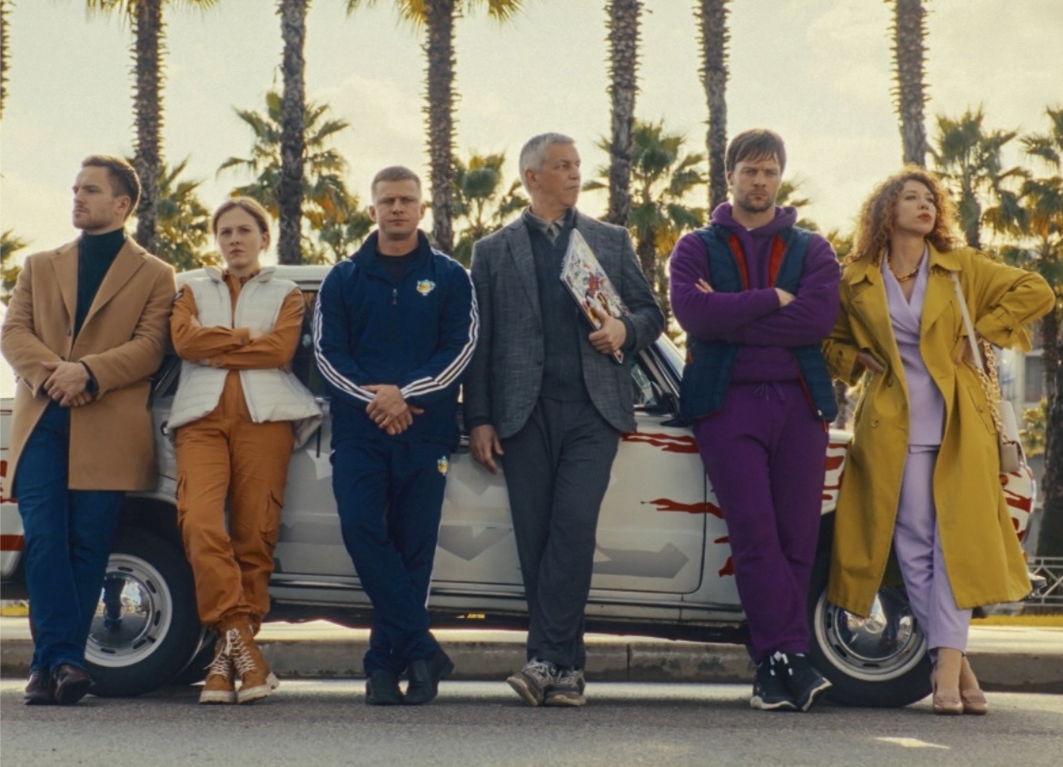 Никита Волков, Софья Присс, Роман Курцын, Владимир Капустин, Вольфганг Черни и Алина Алексеева. Кадр из сериала "Пять копеек".