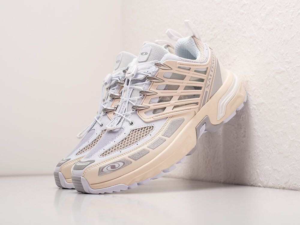 Кроссовки Salomon Advanced ACS Pro. Современные городские кроссовки со стайлингом из двухтысячных годов, основанном на работах знаменитого дизайнера Кристиана Трессера. Несмотря на нарочитую технологичность, их вовсе не обязательно носить с мембранной курткой и походными брюками — джинсы и пальто тоже отлично подойдут. (Средняя цена варьируется около 25 тыс. рублей, ~ 250$)