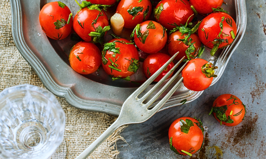 Рассказываю как быстро и просто приготовить малосолёные помидоры с чесноком и зеленью. Получится вкусно даже у новичков