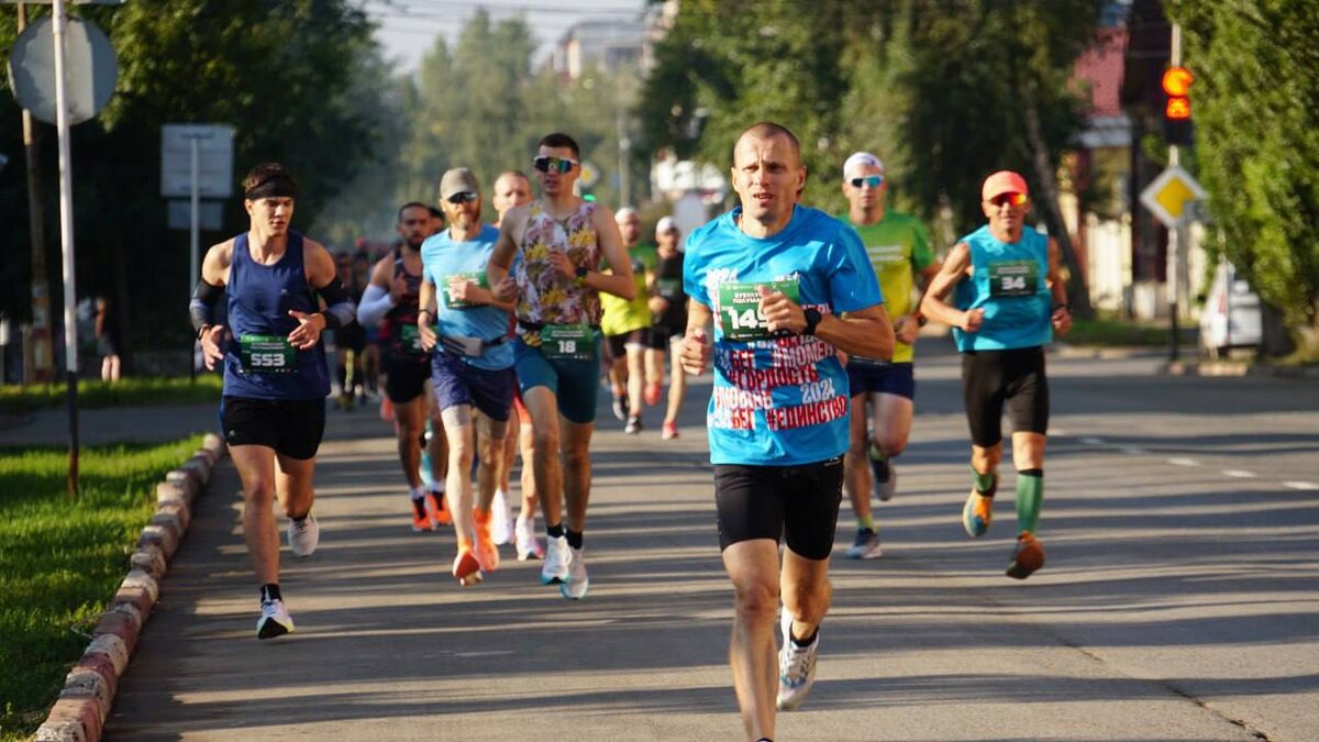  📷    Более 700 бегунов вышли на старт первого полумарафона в Бузулуке Марина Шарт