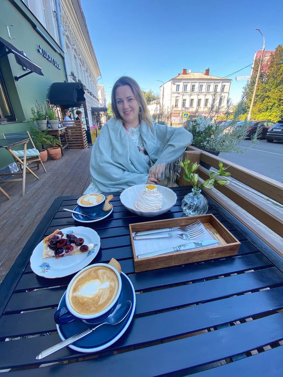 Автор канала на летней веранде гастробистро Lucky Duck. 