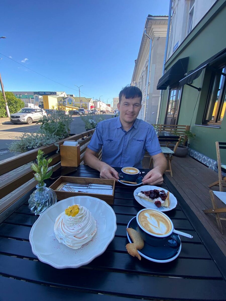 На летней веранде гастробистро Lucky Duck. 