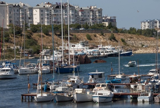    Яхты на стоянке в Стрелецкой бухте