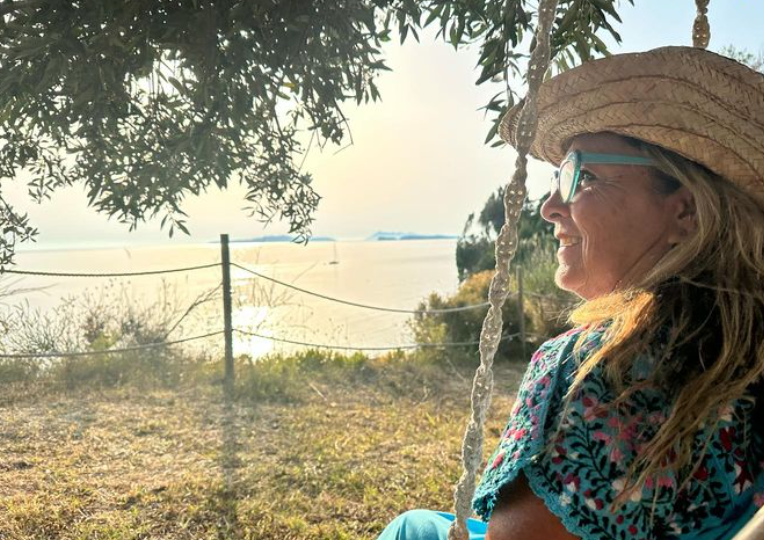 72-летняя Ромина Пауэр разводит пчел и делает заготовки меда