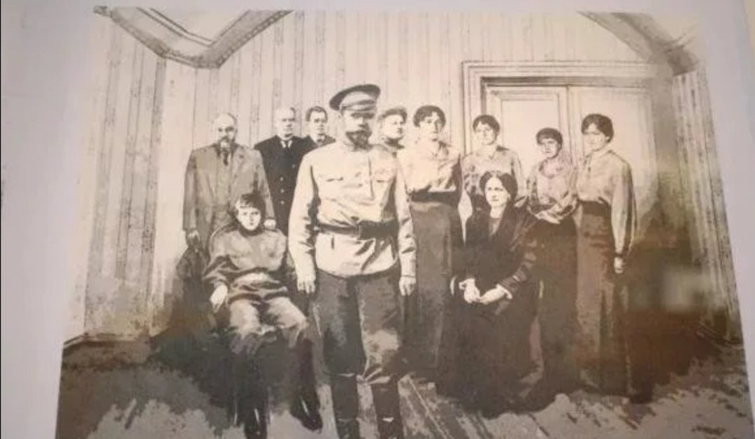 Николай Второй и его семья перед расстрелом.