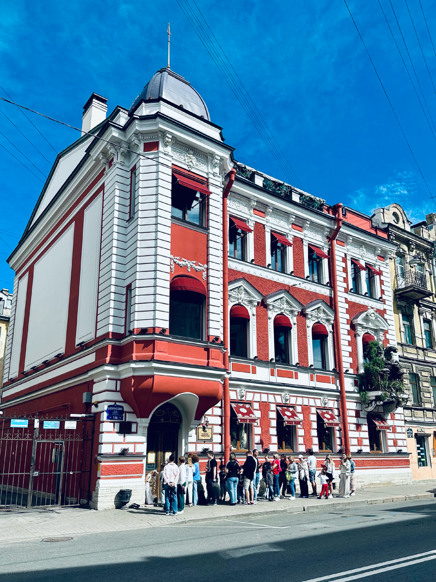 Вот такая очередь стояла в музей, точно лучше покупать билеты заранее.