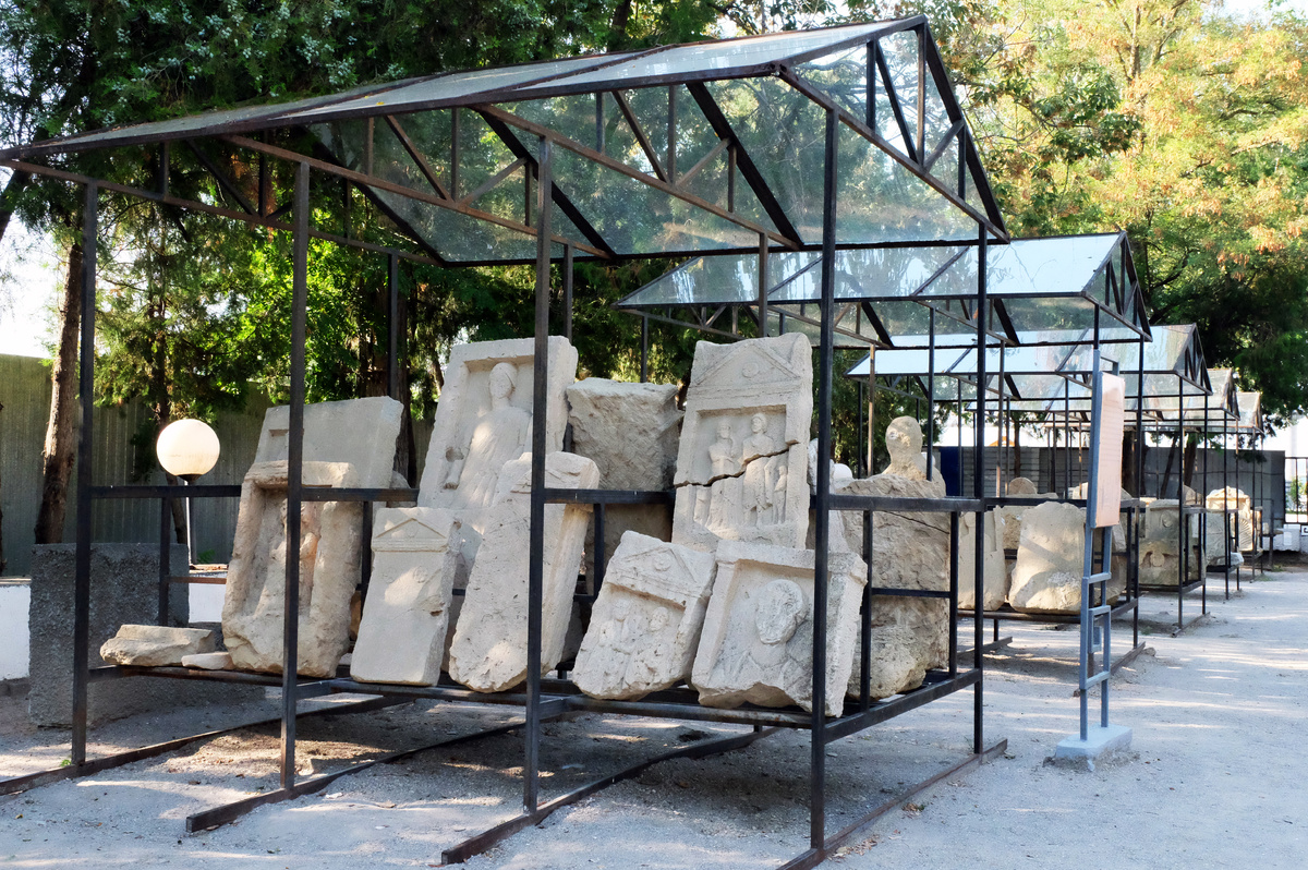 Античные надгробия в лапидарии Анапского археологического музея.