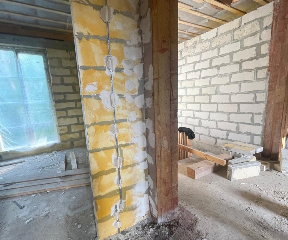 Установка маячкового профиля перед оштукатуриванием стен