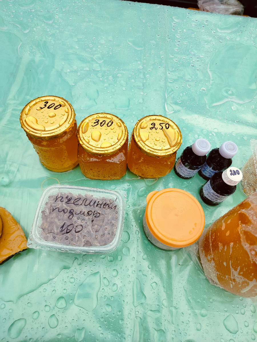 Прилавок продавца мёда. Только часть прилавка.