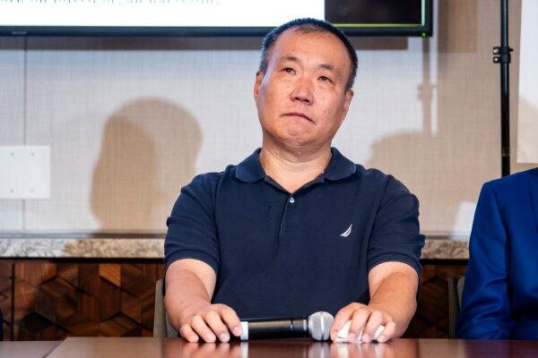 Ченг Пеймин, практикующий Фалуньгун, которому в Китае принудительно удалили часть печени и лёгкого, на пресс-конференции в Вашингтоне 9 августа 2024 года. (Madalina Vasiliu/The Epoch Times)