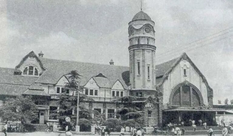 Построенный в 1912 году немецкими архитекторами железнодорожный вокзал в городе Цзинань в Шаньдуне (Китай) был самым большим в Азии и славился своим барочным стилем. (Public Domain via Wikimedia Commons)