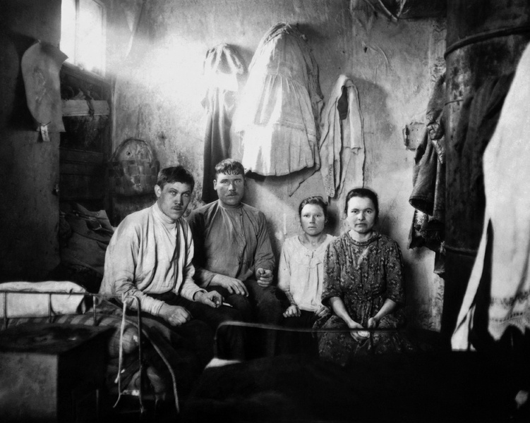 Две семьи рабочих кондитерской фабрики снимают угол в комнате. Фотография неизвестного автора. Петроград, 1920–1923 годы. © Центральный государственный архив кинофотодокументов Санкт-Петербурга 