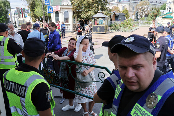 Полицейские у входа на территорию Киево-Печерской лавры, 2023 год / Keystone Press Agency/Global Look Press