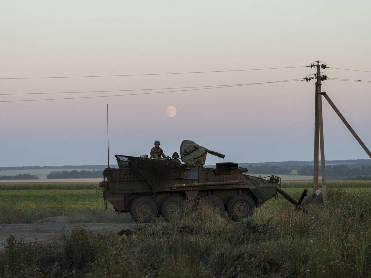    Украинские военнослужащие на бронетранспортере© AP Photo / Evgeniy Maloletka