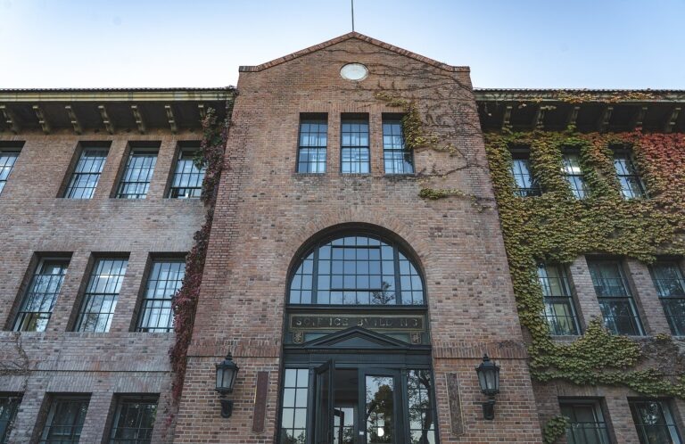 Я твёрдо решила хорошо учиться, поступить в колледж и уехать из этой деревни, где все знали, что мой отец немой». (Wikipedia)