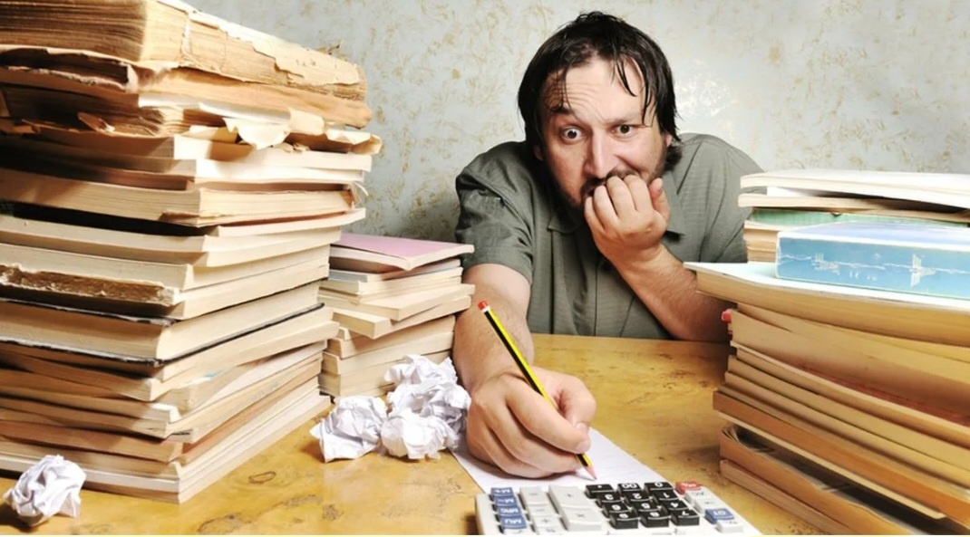 Человек,  весь в кредитах, взято из интернета с целью ознакомления.