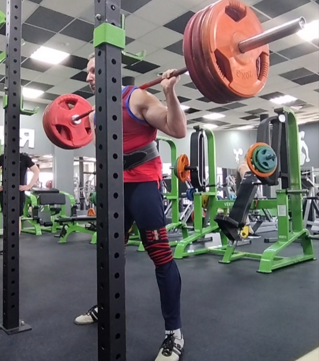 Трудно говорить о самоотдаче на тренировках без базовых упражнений, прежде всего приседаний со штангой на плечах. 