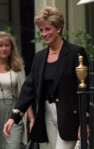 Диана в пиджаке со слонами. Фото https://i.dailymail.co.uk.