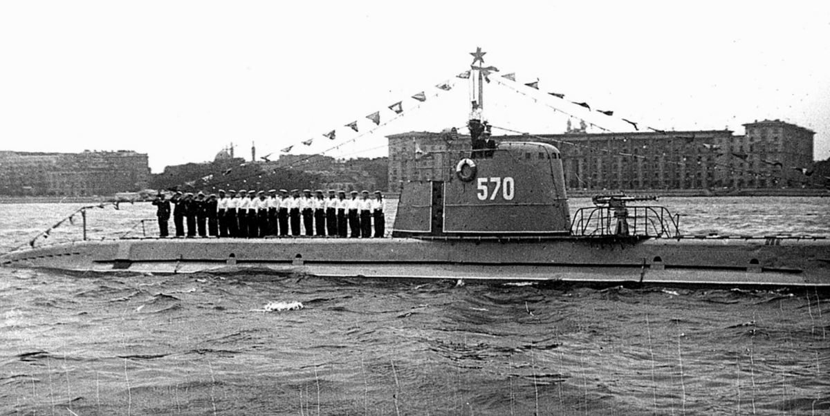 Подводная лодка М-90 успешно пережила войну - на послевоенном параде