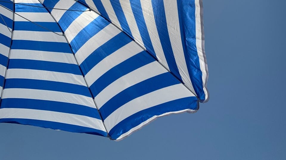    Пляжный зонт, бассейн. Источник: unsplash.com