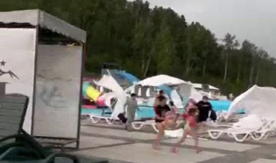    Ветер сносит пляжные зонты. Источник: t.me/bskgram