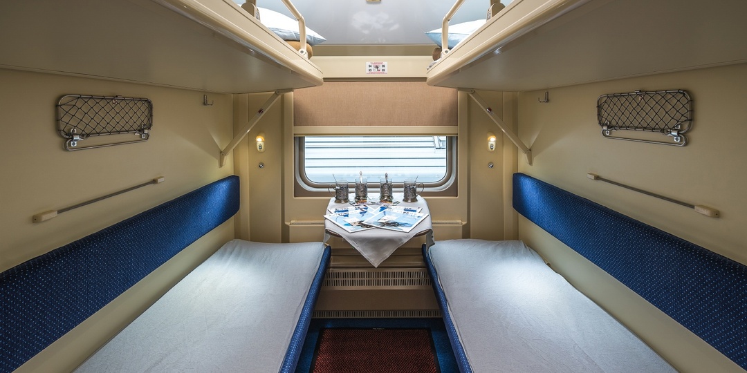 Чтобы пассажиры сверху могли сесть к столику: в крымских поездах перестали застилать нижние полки