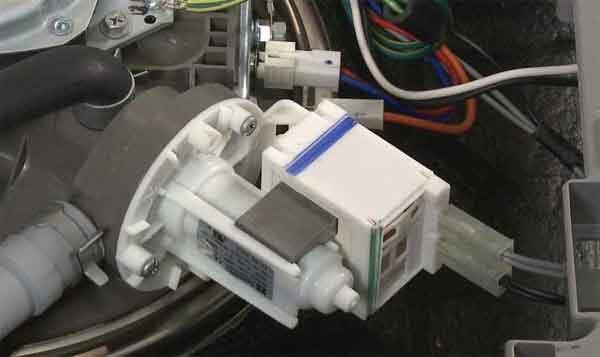 Типичное исполнение насоса, применяемого в конструкциях бытовой техники для мойки посуды. На дефекты в насосе указывают симптомы повышенного шума в процессе работы устройства