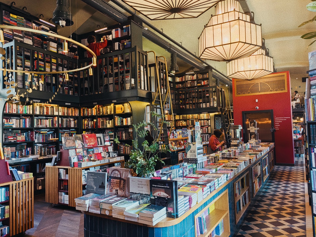 Я обожаю книжные магазины. Их атмосфера всегда оказывает на меня умиротворяющее воздействие.