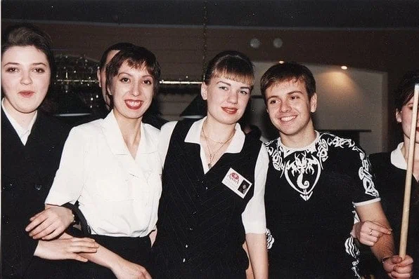 Андрей Губин с сотрудницами бильярдной. Россия, 1990 е годы.