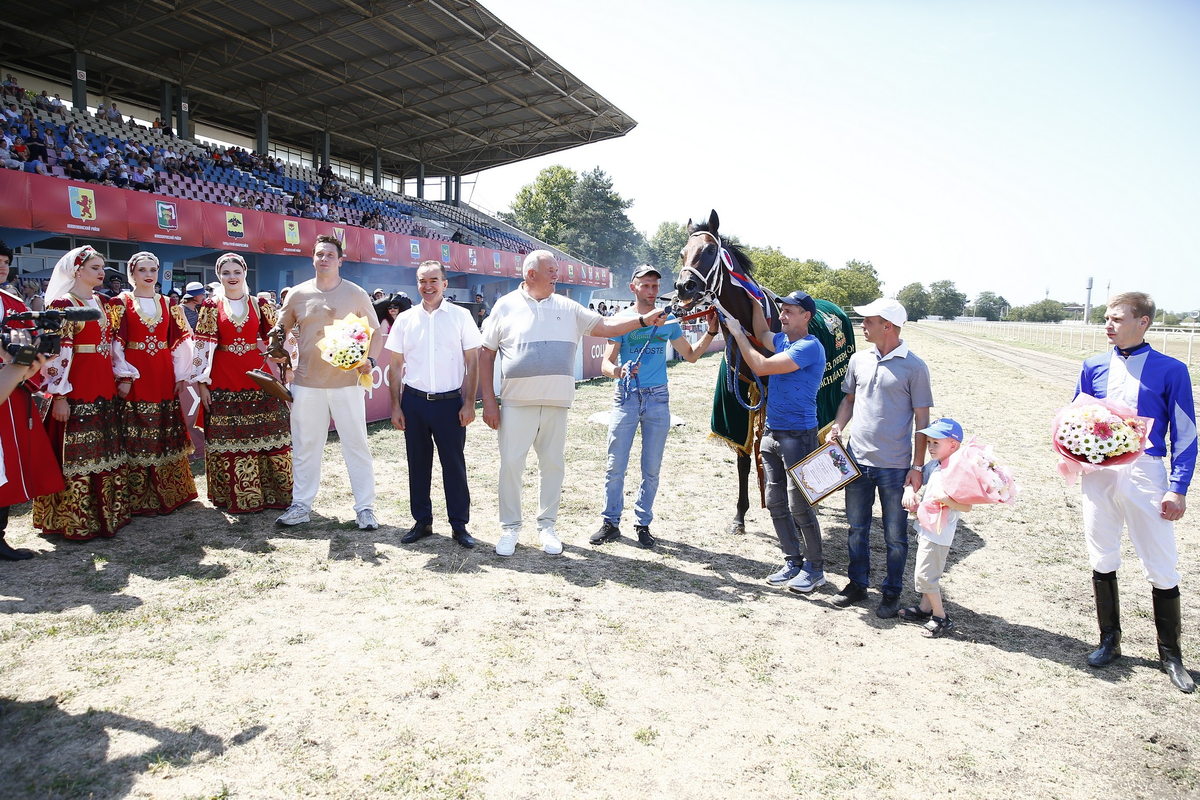 Губернатор Краснодарского края Кондратьев на скачках. фото https://admkrai.krasnodar.ru/