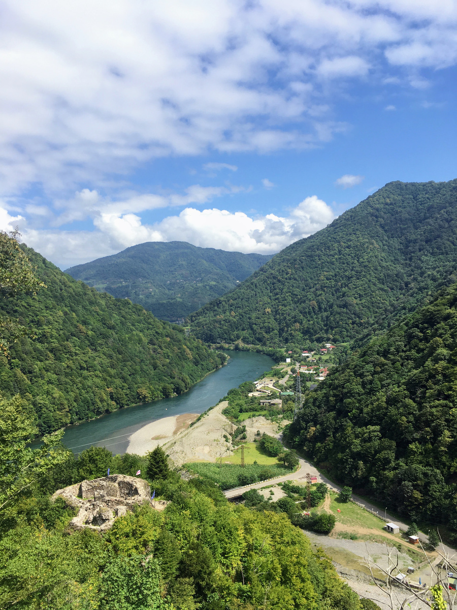 Тропа к крепости Гвара (у подножия горы при слиянии реки Чорохи и Мачахела)