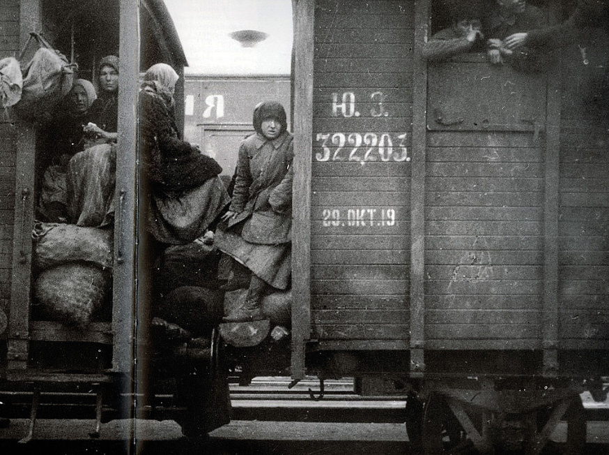 Мешочники, занявшие пространство между вагонами товарного поезда. Фото 1919 года. 