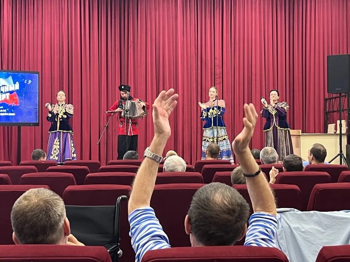 23.08.2024 г. Сотрудники группы культурного обслуживания войск ЦОК ВКС организовали и провели концертную программу в военном госпитале для военнослужащих, находящихся на излечении.