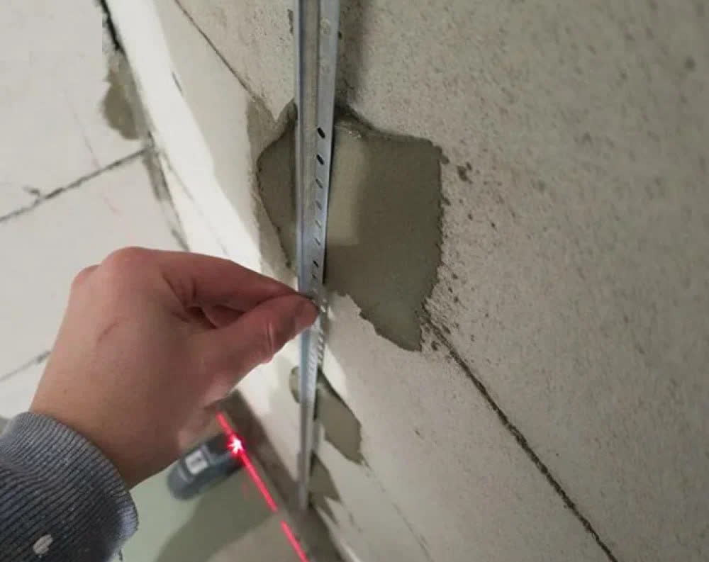 Выставить маяки штукатурки стен видео. Штукатурка стен вручную по маякам. Выставить маяки штукатурки стен видео. Штукатурка по маякам. Штукатурка стен.