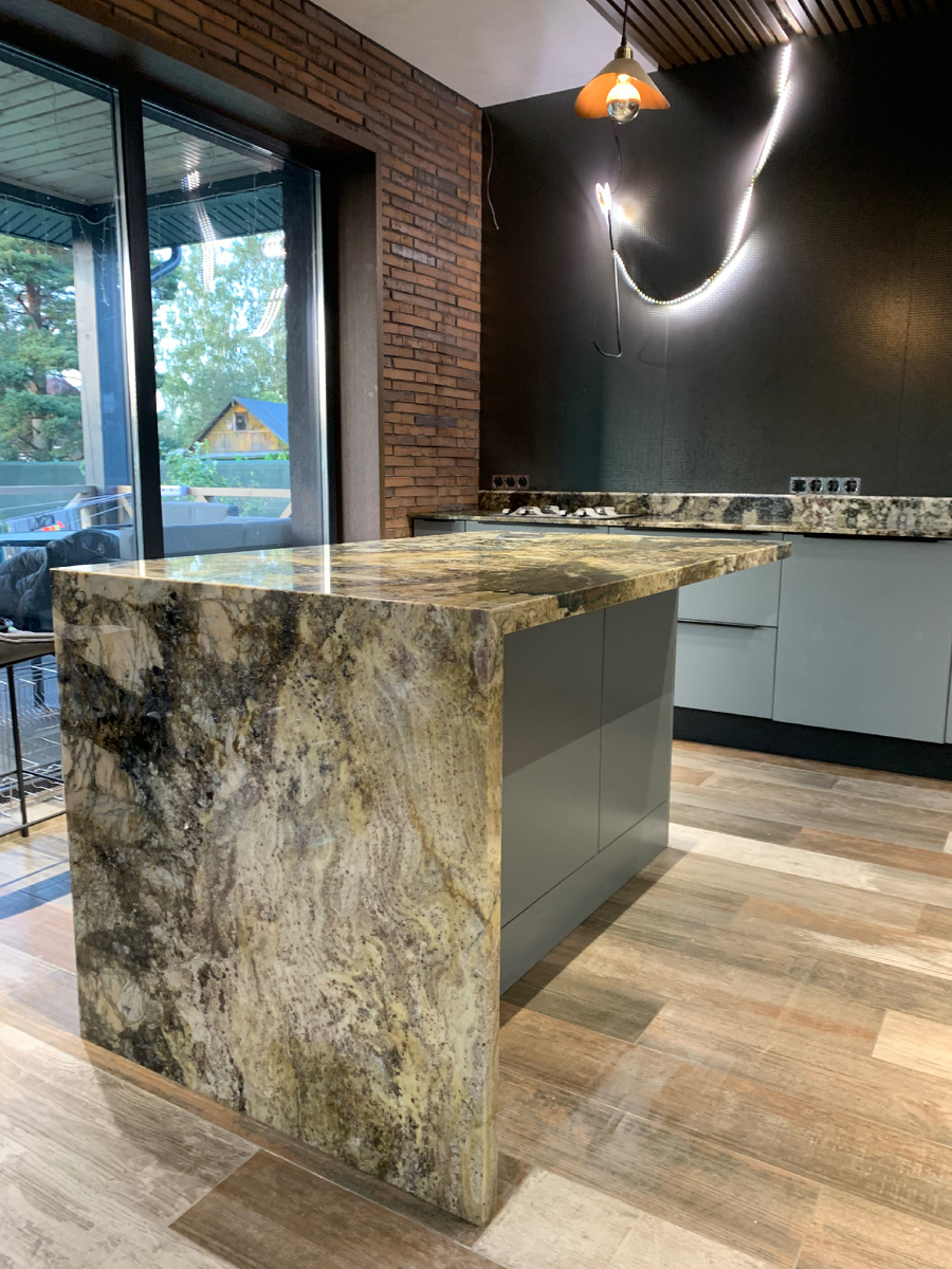 Кухонный остров переходящий в опору.