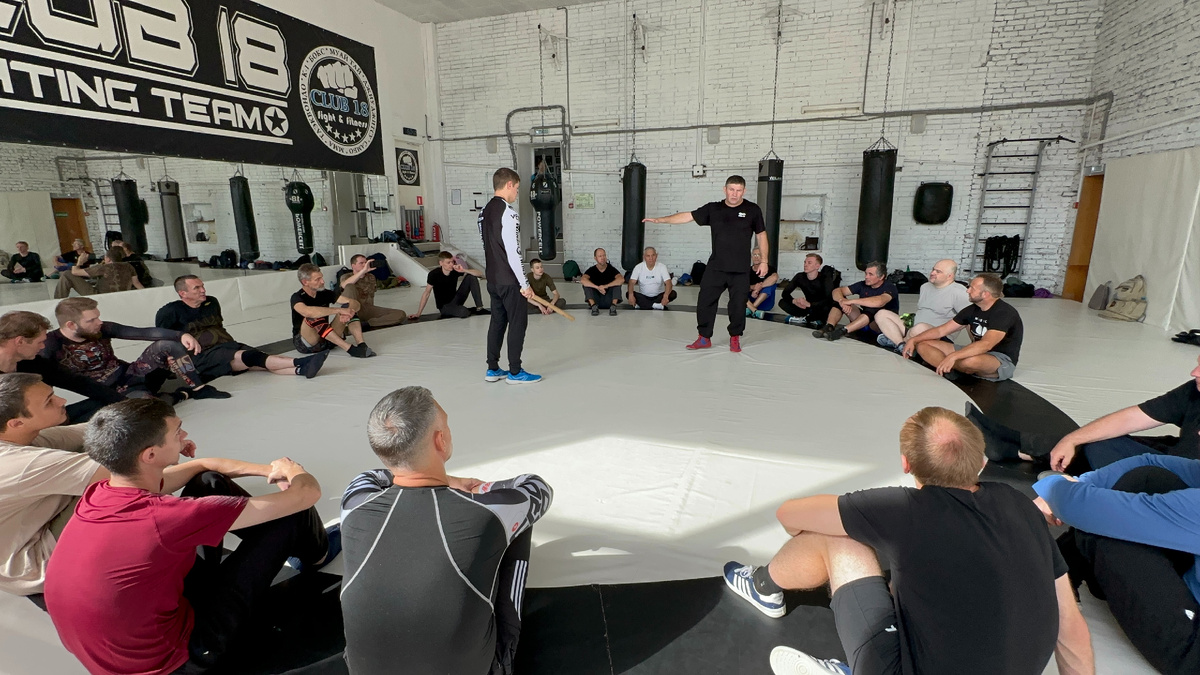 Михаил Грудев показывает базовые техники боевого искусства ИЗВОР