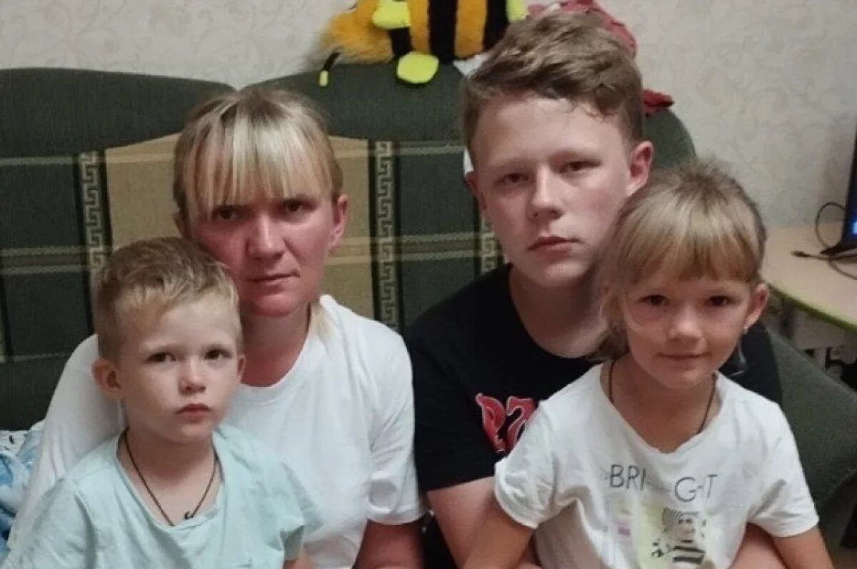    Ирину с детьми, переселенцев из Глушково, в своем доме в Курске приняли Елена и Алексей Тюленевы.