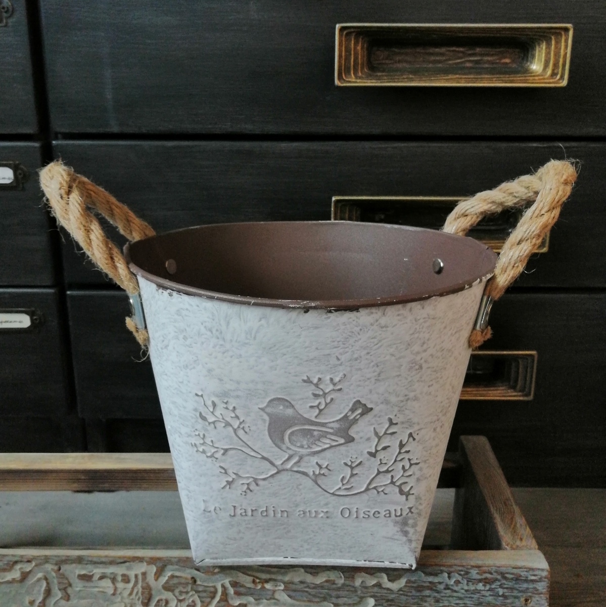 Простое изображение птицы на ветке уже делает кашпо более привлекательным. Это ведёрко куплено готовым, но можно и самим нарисовать акрилом птиц на керамических или деревянных контейнерах. 