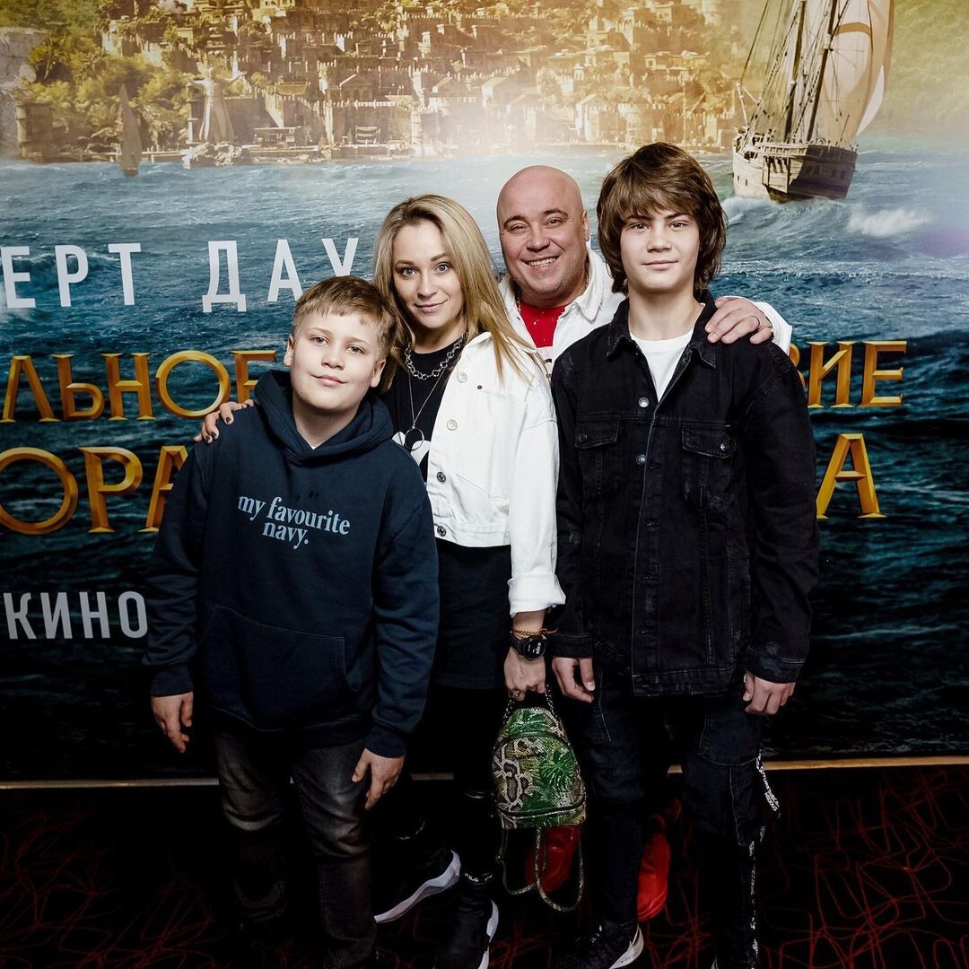    Доминик Джокер с женой Екатериной Кокориной и сыновьями от предыдущего бракаСоцсети