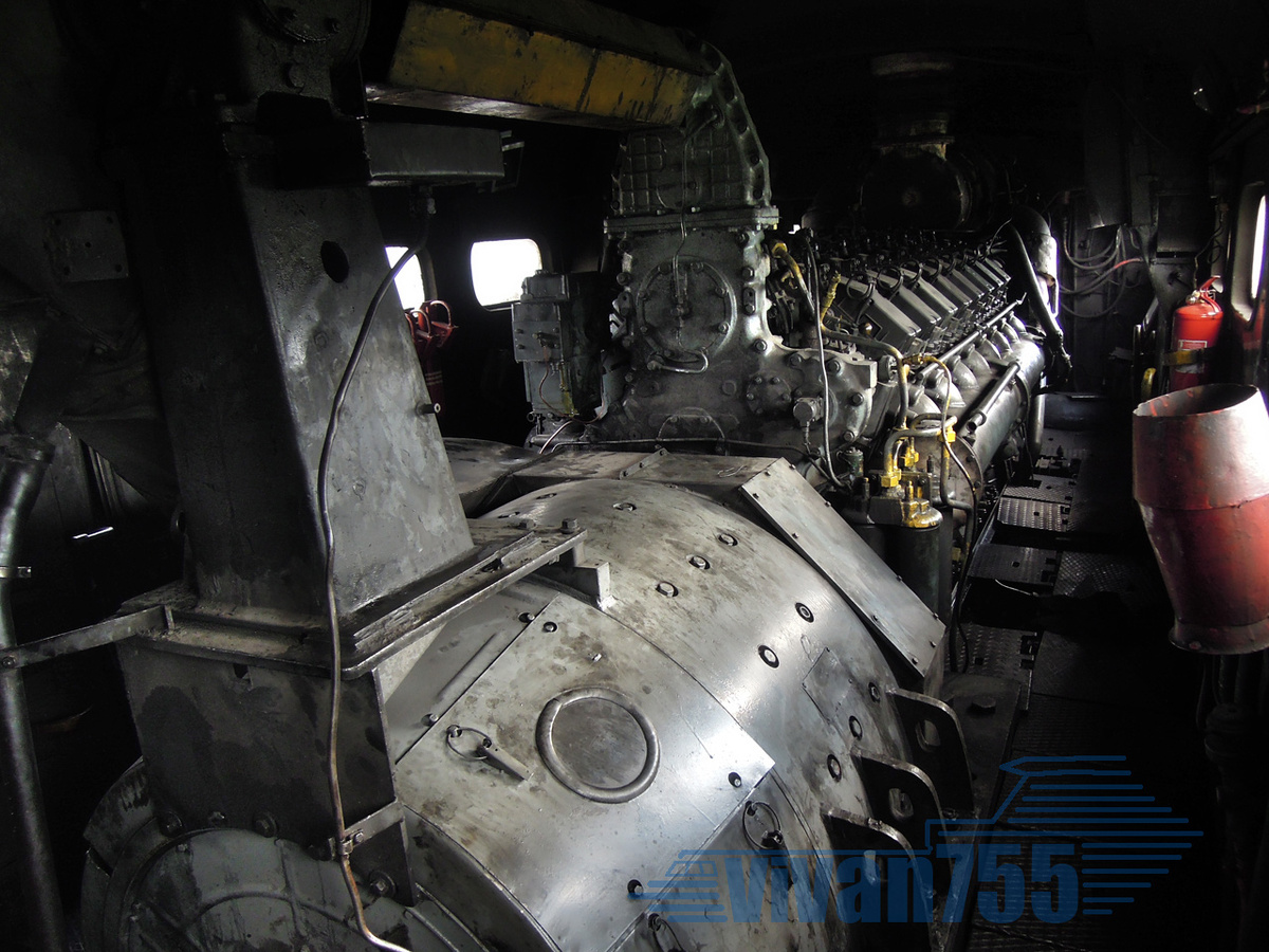 Главный генератор (на переднем плане) – привычный напарник тепловозного дизеля