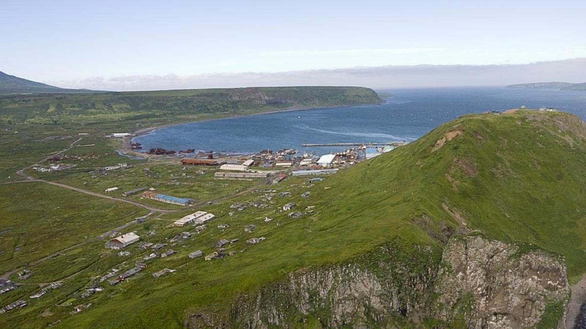 Вид на портовую часть Северо-Курильска: до цунами 1952 года тут находился весь город. Источник изображения: ru.Wikimedia.org