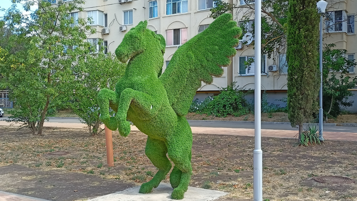 Пегас. Символ поэтического вдохновения. Так и наши мысли летают в эфире со скоростью скакуна. Фото сделано в Керчи.