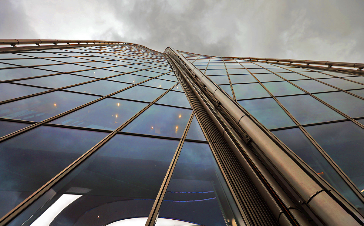 Подойдя к Лахта Центру, вы сразу почувствуете себя маленьким человечком из "Гулливера"