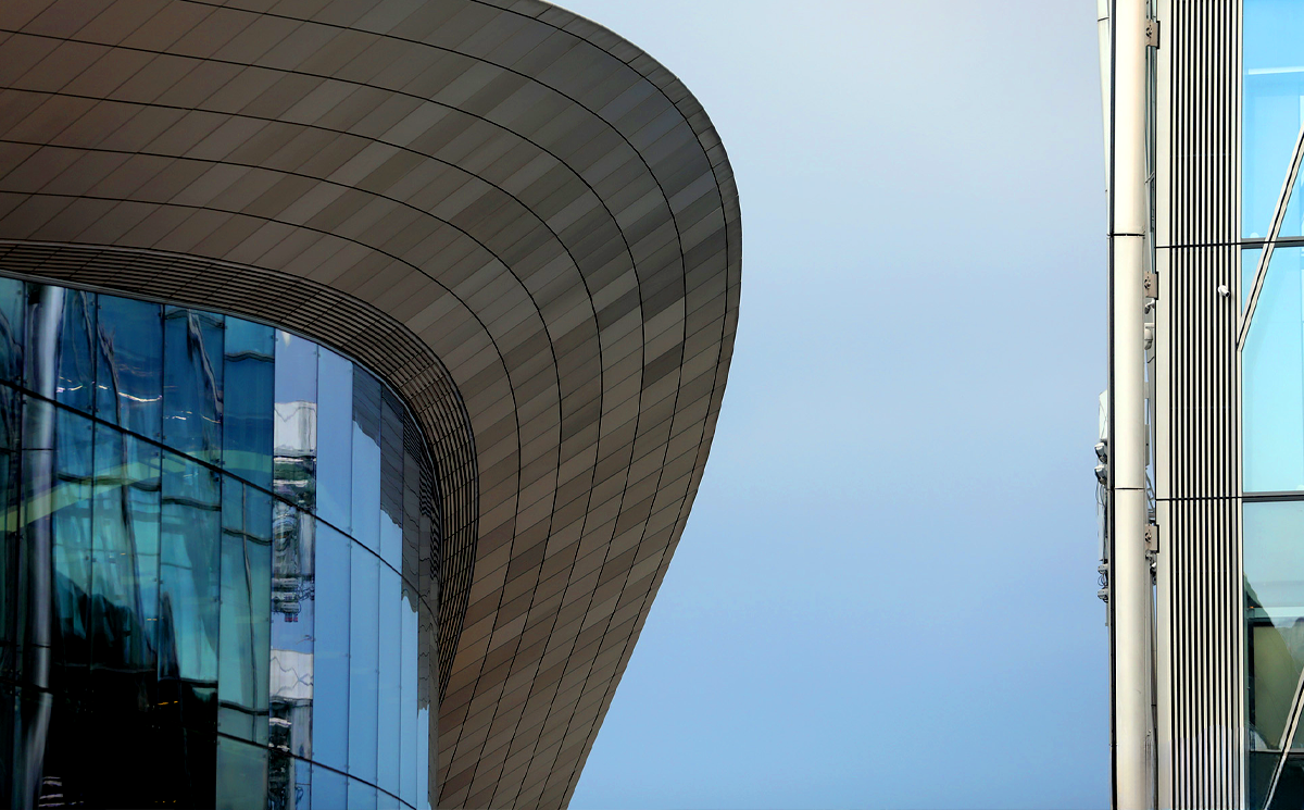 Подойдя к Лахта Центру, вы сразу почувствуете себя маленьким человечком из "Гулливера"