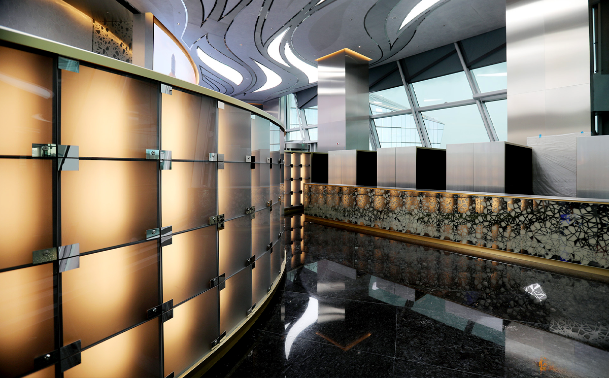 Подойдя к Лахта Центру, вы сразу почувствуете себя маленьким человечком из "Гулливера"