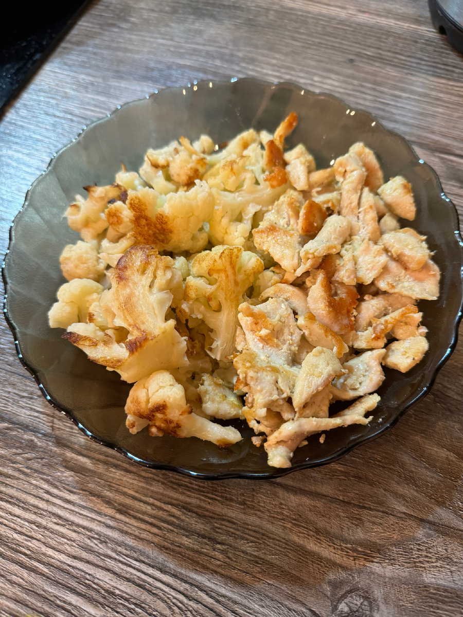 Ужин : Цветная капуста + куриное филе.