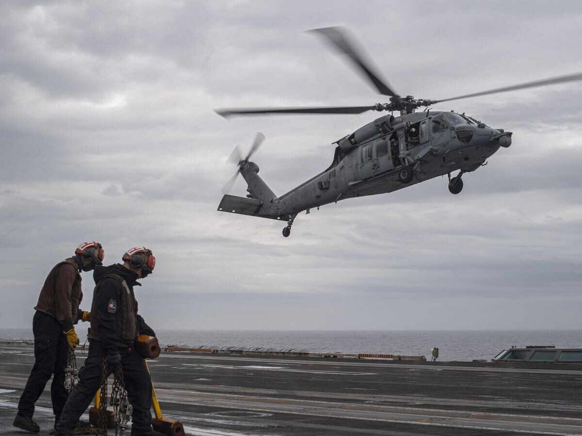    Американский вертолёт MH-60S Sea Hawk приземляется на палубу авианосца USS Theodore Roosevelt во время военных учений Японии, США и Южной Кореи Freedom Edge © AP Photo / Mass Communication Specialist Seaman Aaron Haro Gonzalez