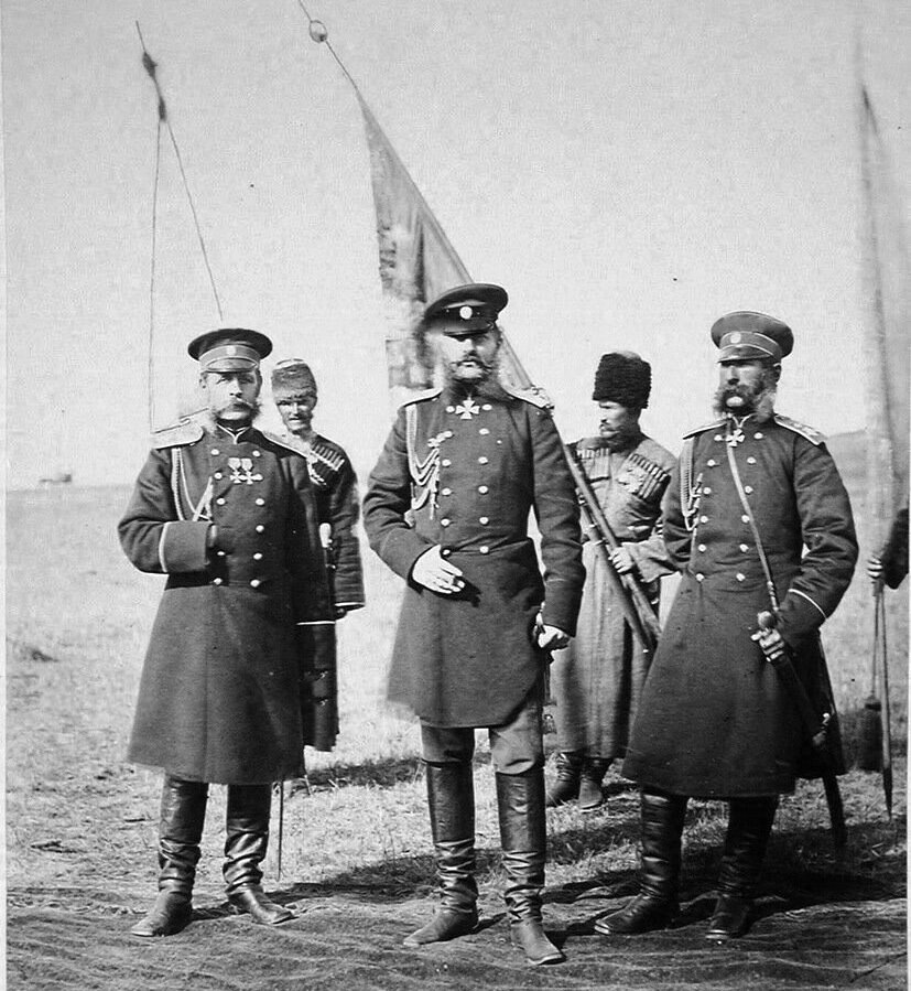 Главнокомандующий русской армией великий князь Николай Николаевич-старший (в центре) с генерал-адъютантом князем П. Д.Святополк-Мирским (слева) и генерал-адъютантом М. Т.Лорис-Меликовым (справа) (из альбома Александропольского отряда, 1877-1878 гг.)